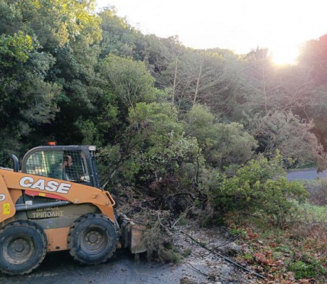 Μεγάλη κατολίσθηση στην είσοδο του χωριού Μαυρογιάννη - Κινητοποίηση από τον δήμο Τρίπολης και διάνοιξη του δρόμου (εικόνες)