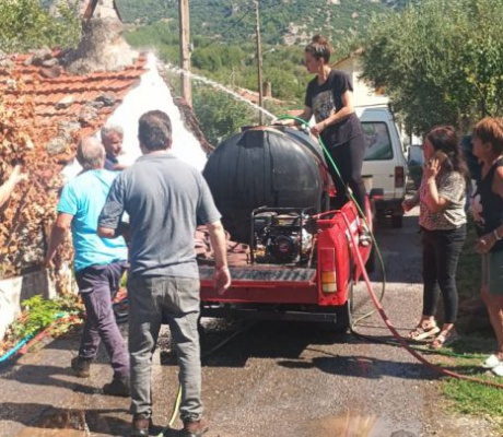 Πυρκαγιά ξέσπασε σε παλαιό σπίτι στην Κανδήλα (vd)