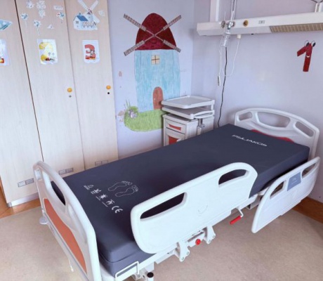 Παναρκαδικό Νοσοκομείο | Ηλεκτροκίνητα κρεββάτια και κομοδίνα με ενσωματωμένη τραπεζοτουαλέτα στους θαλάμους ασθενών