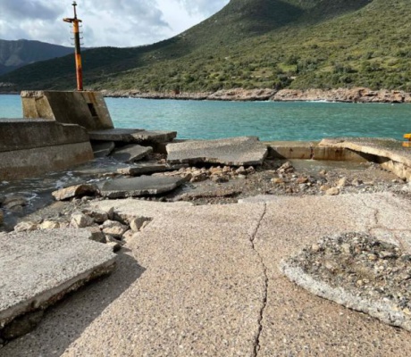 Νέες σημαντικές ζημιές από την κακοκαιρία στο λιμάνι Πλάκας Λεωνιδίου (εικόνες)