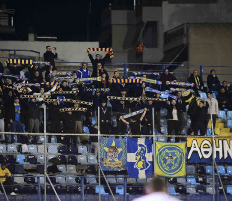 Ομάδα και κόσμος πανηγύρισαν μαζί τη νίκη στο Περιστέρι! (vd)