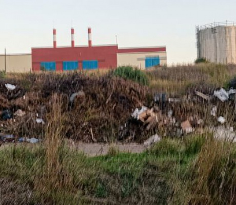 Μεγαλόπολη | "Οικόπεδο του Δήμου στο χώρο της τηλεθέρμανσης έχει μεταβληθεί σε χωματερή σκουπιδιών"