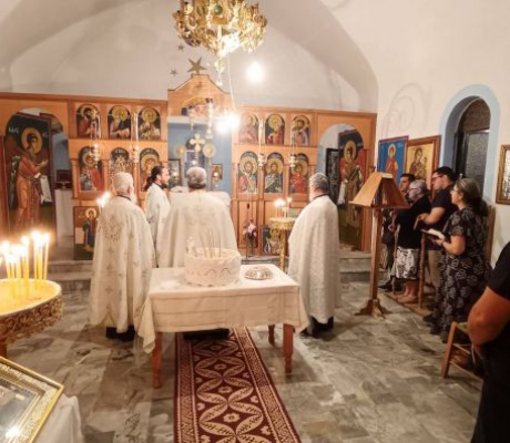 Το εξωκλήσι της Παναγίας στη Σίταινα φωτίστηκε την Αγρυπνία που ήταν αφιερωμένη στον Άγιο Λουκά τον Ιατρό (εικόνες)