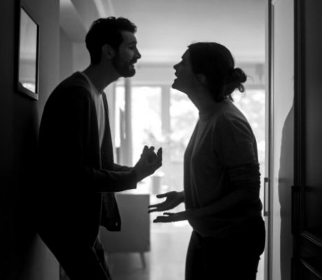 Τρίπολη - Υπόθεση ενδοοικογενειακής βίας: «Ο άνδρας μου με ξυλοκόπησε το 2023 – Τώρα με απειλεί ότι θα διαρρεύσει προσωπικές μας στιγμές»