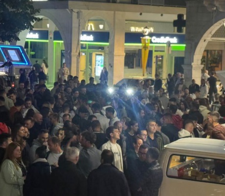 Νυχτερινό πάρτι με DJ και πολύ κόσμο στην πλατεία Αγίου Βασιλείου (εικόνες - βίντεο)