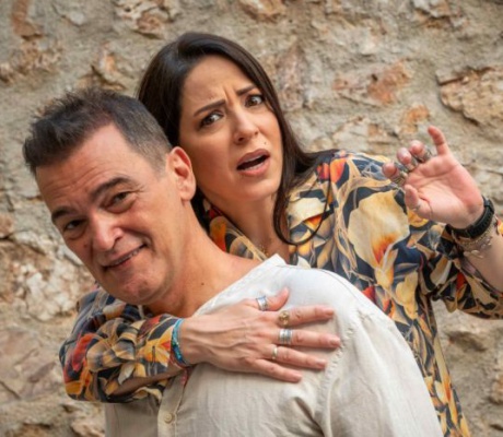 «Check in για 2» | Μία ξέφρενη κωμωδία με Καζάκο και Πηλιχού στο Μαλλιαροπούλειο Θέατρο της Τρίπολης!