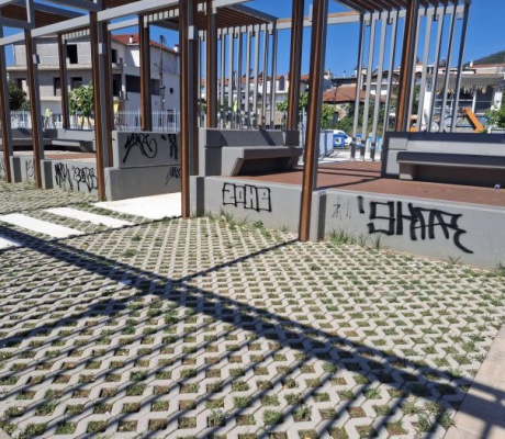 Βανδάλισαν την πλατεία Αγίας Βαρβάρας στην Τρίπολη (εικόνες)