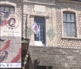 Ντροπή στη Ζάτουνα | Καταγγελία για βεβήλωση της πινακίδας του Μουσείου την ημέρα έναρξης του Φεστιβάλ Μίκη Θεοδωράκη