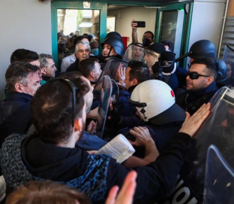 "Κάτω τα χέρια από τον Δημήτρη Ζιαζιά" | Αντιδράσεις για τον γιατρό από την Τρίπολη που συνελήφθη στο Νοσοκομείο Νίκαιας και μετά αφέθηκε ελεύθερος!