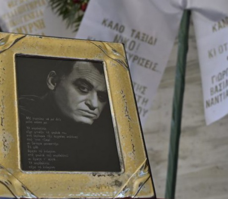 Το τελευταίο αντίο στον Νίκο Καλογερόπουλο – Συγκίνηση στην πολιτική κηδεία του σπουδαίου ηθοποιού