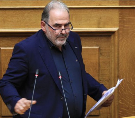 Χαμός στη Βουλή με ανεξάρτητο βουλευτή να ζητά η Κυβέρνηση να διαγράψει τα χρέη των αγροτών όπως έγινε επί Χούντας!