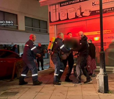 Πυρκαγιά τα μεσάνυχτα σε οικία στο Άργος - Στο νοσοκομείο οι τραυματίες (vd)