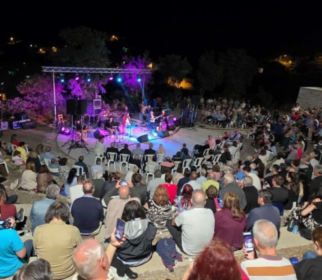 Τρόπαια Γορτυνίας | Με δυνατό χειροκρότημα η μουσική βραδιά με Μπάμπη Τσέρτο, Νάντια και Νίκο Καραγιάννη (εικόνες)