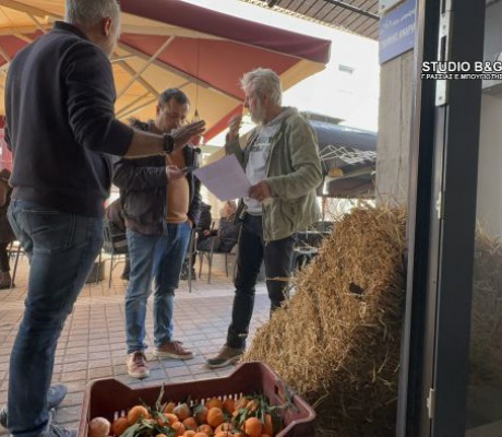 Άργος | Αγρότες άφησαν πορτοκάλια και άχυρο στο γραφείο του Υφυπουργού Αγροτικής Ανάπτυξης (εικόνες)