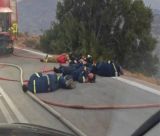 Φωτιά στη Χίο | Εξαντλημένοι πυροσβέστες κοιμούνται στην άκρη του δρόμου – Συγκλονιστική εικόνα