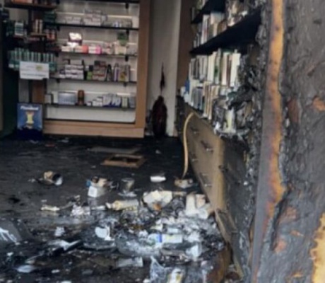 Εμπρησμός τα μεσάνυχτα στο φαρμακείο της Βλαχέρνας (εικόνες)