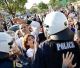 Ξύλο και χημικά κατά την επίσκεψη Μητσοτάκη - Γεωργιάδη στο Νοσοκομείο “Αττικόν” (vd)