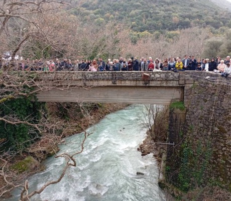 Καθαγιασμός υδάτων στη γέφυρα του ποταμού Λούσιου (εικόνες)