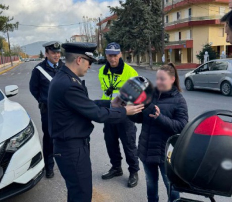 Κράνη σε οδηγούς μοίρασε η Τροχαία στην Τρίπολη (εικόνες)