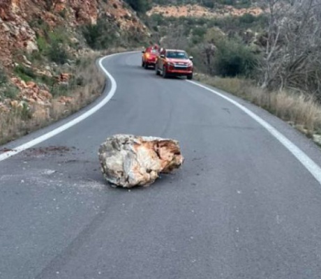 Πτώση βράχων στην είσοδο του χωριού Στόλος Κυνουρίας