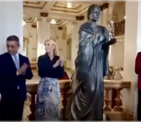 Νίκος Φλώρος | Το γλυπτό με τη μορφή της Μαρίας Κάλλας ταξίδεψε στη Βραζιλία! (vd)