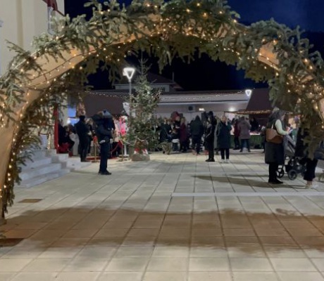 Οι Ρίζες Τεγέας φόρεσαν τα γιορτινά τους - Άνοιξε το χριστουγεννιάτικο χωριό (εικόνες - βίντεο)