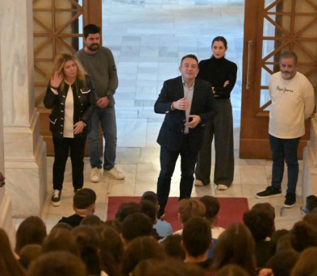 Μαθητές και μαθήτριες του Γυμνασίου Μεγαλόπολης υποδέχθηκε ο Βλάσης στη Βουλή (εικόνες)