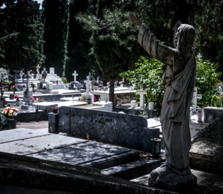 Εκατοντάδες εκταφές θυμάτων του Covid – Έξι χρόνια μετά, οι σοροί δεν έχουν αποσυντεθεί