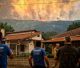 Μάχη με τις φλόγες σε τρία μέτωπα στον Φενεό Κορινθίας – Εκκενώθηκαν χωριά, ζημιές σε σπίτια (εικόνες, Βίντεο)