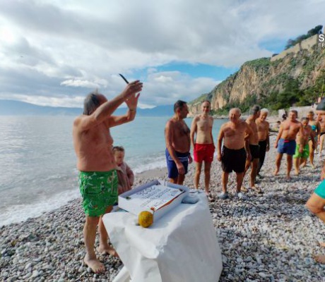 Βασιλόπιτα στη θάλασσα για τους Χειμερινούς κολυμβητές στο Ναύπλιο (vd)