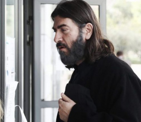 «Κόλαφος» ο εισαγγελέας για πατέρα Αντώνιο και πρεσβυτέρα – Ζητά την παραπομπή τους σε δίκη για τα οικονομικά της Κιβωτού του Κόσμου