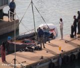 Ανελκύστηκε η βάρκα που βυθίστηκε από την κακοκαιρία στο λιμάνι του Παραλίου Άστρους (εικόνες)