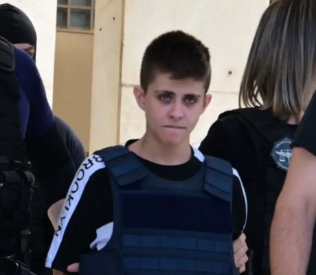 Η Ειρήνη Μουρτζούκου έφτασε στον Κορυδαλλό με χαμένο βλέμμα και σκυμμένο κεφάλι – Την αποδοκίμασε το εξοργισμένο πλήθος