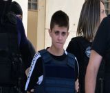 Η Ειρήνη Μουρτζούκου έφτασε στον Κορυδαλλό με χαμένο βλέμμα και σκυμμένο κεφάλι – Την αποδοκίμασε το εξοργισμένο πλήθος