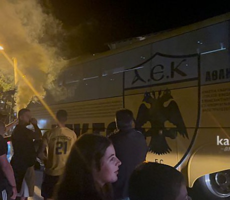 Με συνθήματα και καπνογόνα η άφιξη της ΑΕΚ στη Βυτίνα! (vd)