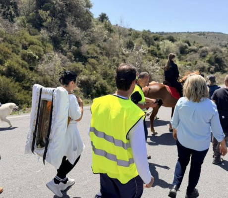 Δρόμος Πίστης στα Δολιανά | Η παράδοση με τη μεταφορά της εικόνας του Αγίου Γεωργίου ενώνει γενιές (εικόνες)