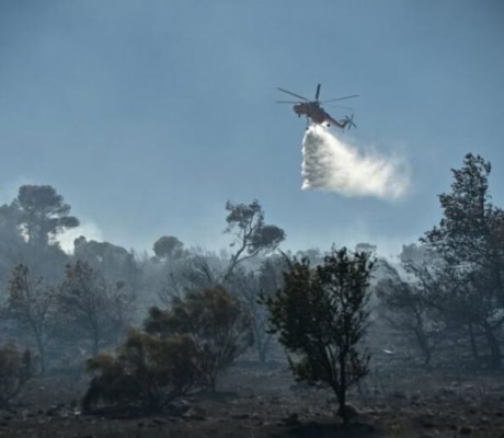 Ήχησε το 112 για τη φωτιά στην Κορινθία: Σηκώθηκαν 9 εναέρια μέσα – Απειλούνται κατοικίες