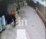 Βραυρώνα | Βίντεο από τη στιγμή που ο πατέρας πετάει το βρέφος στα σκουπίδια