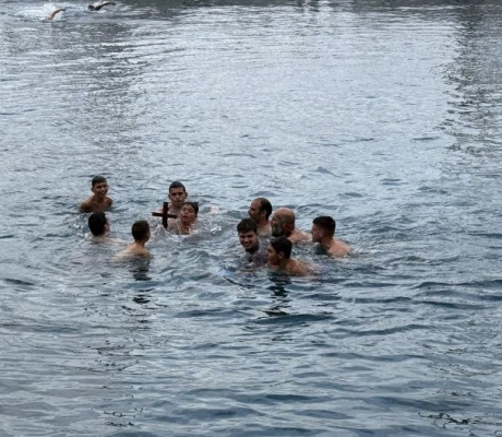 Με λαμπρότητα και κατάνυξη ο καθαγιασμός υδάτων στον Τυρό (vd)