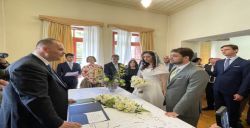 Δύο νέα παιδιά, πολίτες του κόσμου ένωσαν τις ζωές τους στο Δημαρχείο της Στεμνίτσας (εικόνες)