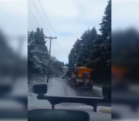 Συνεχείς ρίψεις άλατος για τον παγετό σε δρόμους της Γορτυνίας (vd)