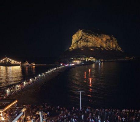 Φωταγωγήθηκε ο Βράχος της Μονεμβασιάς!