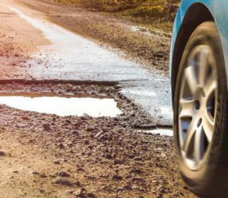 Πολίτης ζητά αποζημίωση από την Περιφέρεια για λακκούβες στην Εθνική Οδό Τρίπολης–Καλαμάτας