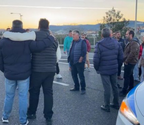 Αγρότες από την Αρκαδία έκλεισαν για λίγα λεπτά τμήμα του αυτοκινητοδρόμου - Έμεινε ανοιχτή μία λωρίδα κυκλοφορίας! (vd)