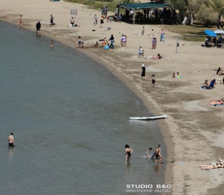 Τα πρώτα μπάνια της Άνοιξης στην Καραθώνα Ναυπλίου (εικόνες)