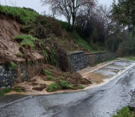 Υποχώρηση χωμάτων στο οδόστρωμα στην είσοδο της Ασέας