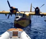 Κορινθιακός | Η ρυμούλκηση του Canadair που αναγκάστηκε σε προσθαλάσσωση