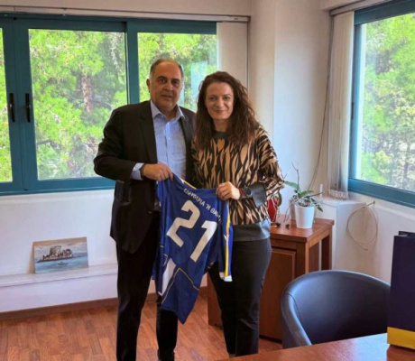 Με την επετειακή φανέλα του Αστέρα Τρίπολης η Διοικήτρια του Παναρκαδικού Νοσοκομείου!