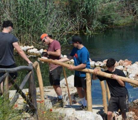 Αρκαδία | Μαθητές από τη Γερμανία πρόσφεραν εθελοντική εργασία για υποδομές πρόσβασης στους καταρράκτες της Λεπίδας (εικόνες)