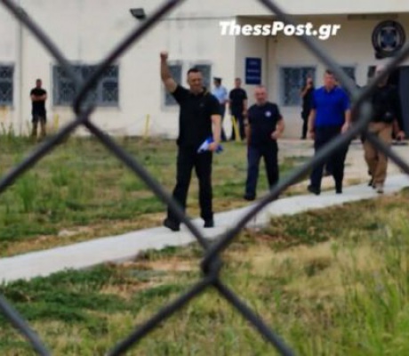 Αποφυλακίστηκε ο Κασιδιάρης | «Επιστρέφω με νέο ισχυρό εθνικό κόμμα» - Εκατοντάδες υποστηρικτές του έξω από τις φυλακές! (vd)